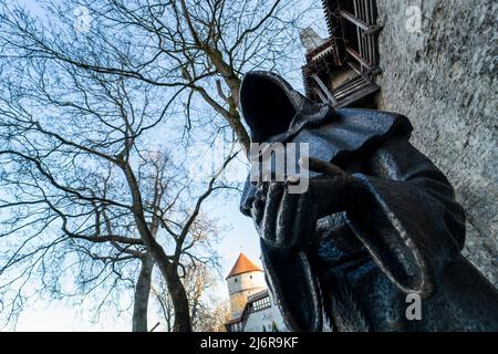 Statue de Monk sans visage, dans le jardin danois de la vieille ville tenant les mains à Tallinn, Estonie. Banque D'Images