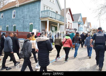 Vigile pour Shanaria Wilson, fille de 13 ans tuée par balle à l'extérieur de sa maison dans le quartier de Lincoln Village à Milwaukee, Wisconsin, le 24 avril 2022. Banque D'Images