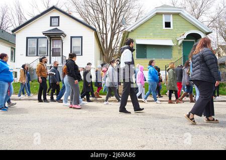 Vigile pour Shanaria Wilson, fille de 13 ans tuée par balle à l'extérieur de sa maison dans le quartier de Lincoln Village à Milwaukee, Wisconsin, le 24 avril 2022. Banque D'Images