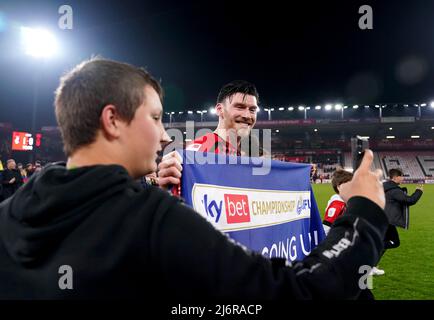 Kieffer Moore, de Bournemouth, célèbre la promotion gagnante de la Premier League à la fin du match du championnat Sky Bet au stade Vitality, à Bournemouth. Date de la photo: Mardi 3 mai 2022. Banque D'Images