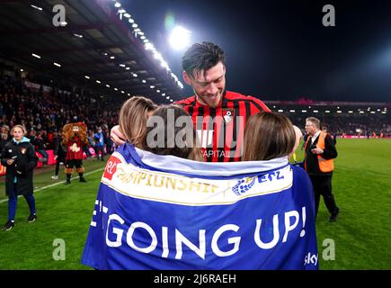 Kieffer Moore, de Bournemouth, célèbre la promotion gagnante de la Premier League à la fin du match du championnat Sky Bet au stade Vitality, à Bournemouth. Date de la photo: Mardi 3 mai 2022. Banque D'Images