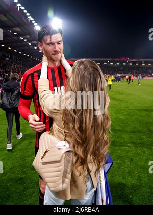 Kieffer Moore de Bournemouth célèbre avec sa partenaire Charlotte Russell après avoir remporté la promotion à la Premier League à la fin du match du championnat Sky Bet au stade Vitality, à Bournemouth. Date de la photo: Mardi 3 mai 2022. Banque D'Images