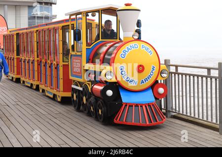 Weston-super-Mare, Royaume-Uni - Mai 2nd 2022 - Grand Pier Golden Arrow train terrestre en transit Banque D'Images