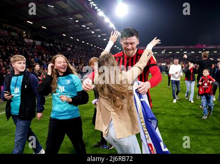 Kieffer Moore de Bournemouth célèbre avec sa partenaire Charlotte Russell après avoir remporté la promotion à la Premier League à la fin du match du championnat Sky Bet au stade Vitality, à Bournemouth. Date de la photo: Mardi 3 mai 2022. Banque D'Images