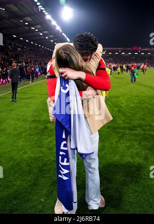 Kieffer Moore de Bournemouth célèbre avec sa partenaire Charlotte Russell après avoir remporté la promotion à la Premier League à la fin du match du championnat Sky Bet au stade Vitality, à Bournemouth. Date de la photo: Mardi 3 mai 2022. Banque D'Images