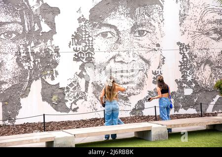Deux femmes regardent l'art mural dans l'espace artistique de Wynwood Walls, Wynwood, Miami, Floride, États-Unis Banque D'Images