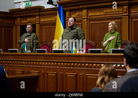 Kiev, Ukraine. 03 mai 2022. Ruslan Stefanchuk, chef parlementaire ukrainien, centre, Olena Kondratiuk, vice-présidente, et Oleksandr Kornienko, premier vice-président, représente l'hymne national lors d'une session extraordinaire de la Verkhovna Rada ou du Parlement, le 3 mai 2022 à Kiev, en Ukraine. Le Premier ministre britannique Boris Johnson a prononcé une allocution sans précédent devant le Parlement par vidéoconférence, appelant la guerre « l’heure des plus belles d’Ukraine ». Credit: Présidence de l'Ukraine/Présidence de l'Ukraine/Alamy Live News Banque D'Images