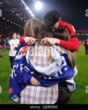 Kieffer Moore de Bournemouth célèbre avec sa famille après avoir remporté la promotion à la Premier League à la fin du match du championnat Sky Bet au stade Vitality, à Bournemouth. Date de la photo: Mardi 3 mai 2022. Banque D'Images