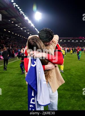 Kieffer Moore de Bournemouth célèbre avec sa partenaire Charlotte Russell après avoir remporté la promotion à la Premier League à la fin du match du championnat Sky Bet au stade Vitality, à Bournemouth. Date de la photo: Mardi 3 mai 2022. Banque D'Images