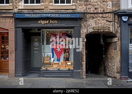 Boîte à cigares un petit magasin indépendant de cigares et de tabac sur le Royal Mile dans la vieille ville d'Édimbourg. Banque D'Images