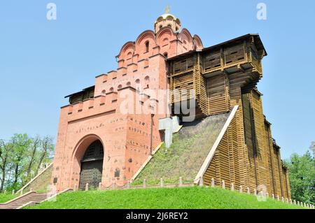 Golden Gate à Kiev, Ukraine - porte médiévale reconstruite, qui était l'entrée principale dans les fortifications du 11th siècle de la capitale de Kievan Rus Banque D'Images