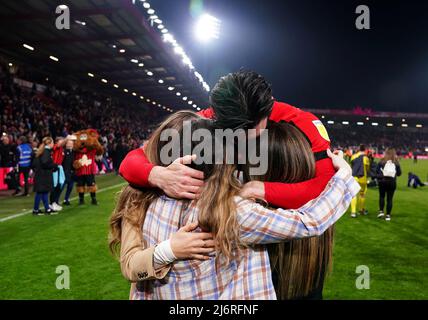 Kieffer Moore de Bournemouth célèbre avec sa partenaire Charlotte Russell et les membres de sa famille après avoir remporté la promotion à la Premier League à la fin du match du championnat Sky Bet au stade Vitality, à Bournemouth. Date de la photo: Mardi 3 mai 2022. Banque D'Images