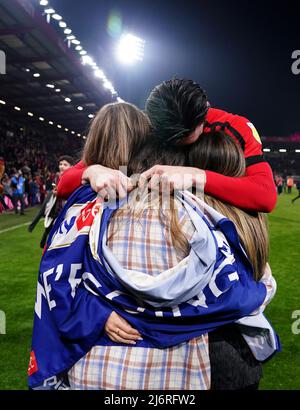 Kieffer Moore de Bournemouth célèbre avec sa partenaire Charlotte Russell et les membres de sa famille après avoir remporté la promotion à la Premier League à la fin du match du championnat Sky Bet au stade Vitality, à Bournemouth. Date de la photo: Mardi 3 mai 2022. Banque D'Images