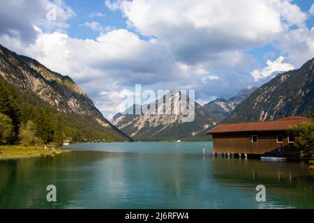 Blick auf den Plansee in Tirol mit türkisefarbenem Wasser und Gebirgslandschaft im hintergrund in Reutte - Österreich am 09.09.2021. * Vue sur le L Banque D'Images