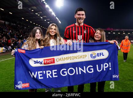 Kieffer Moore de Bournemouth célèbre avec sa partenaire Charlotte Russell et les membres de sa famille après avoir remporté la promotion à la Premier League à la fin du match du championnat Sky Bet au stade Vitality, à Bournemouth. Date de la photo: Mardi 3 mai 2022. Banque D'Images