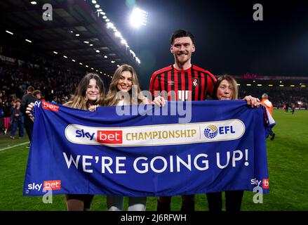 Kieffer Moore de Bournemouth célèbre avec sa partenaire Charlotte Russell et les membres de sa famille après avoir remporté la promotion à la Premier League à la fin du match du championnat Sky Bet au stade Vitality, à Bournemouth. Date de la photo: Mardi 3 mai 2022. Banque D'Images