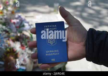 Un homme montre son passeport ukrainien devant l'ambassade de Russie à Berlin, Allemagne - le 3 mai 2022. Banque D'Images