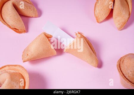 Cookies chinois de fortune. Cookies avec espace vide pour les mots de prédiction. Fond rose. Banque D'Images