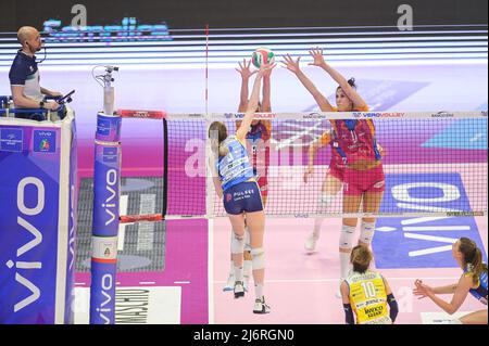 Monza, Italie, 03/05/2022, COURTYNEY MEGAN (Imoco Volley Conegliano) - DANESI ANNA (Vero Volley Monza) crédit: Tiziano Ballabio/Alay Live News Banque D'Images