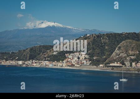 Ancienne photo d'époque du volcan Etna montagne 3357m avec NEXOS ancienne ville grecque sur la côte. Sicile orientale, Italie. Banque D'Images