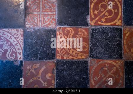 Le carrelage médiéval se trouve au sol du clocher séparé de l'église Saint-Leonards, Yarpole, Herefordshire. Banque D'Images