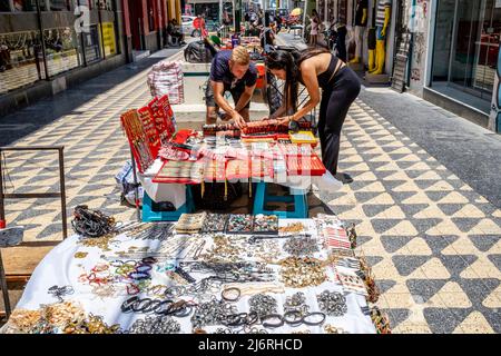 Deux personnes achetant des bijoux d'Un Sall dans Un marché de rue, Chiclayo, région de Lambayeque, Pérou. Banque D'Images