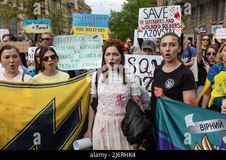 Kiev, Ukraine, 3 mai 2022, wifes, Des mères, des enfants de soldats ukrainiens et des membres du bataillon Azov à Marioupol se sont rassemblés dans la rue Gorodetsky pour assister à un rassemblement pour appeler les leaders mondiaux à l'action pour aider à organiser un couloir humanitaire pour l'évacuation des civils et des militaires ukrainiens de la ville assiégée de Marioupol vers les pays neutres, Kiev, Ukraine, 3 mai 2022 Banque D'Images