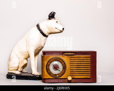 Extérieur de radio en bois antique avec modèle RCA pour chien Banque D'Images