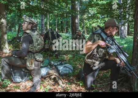 Les membres du Groupe des forces spéciales 7th (Airborne) effectuent des exercices de chargement de harnais, de reconnaissance et d'action directe aux côtés des Forces de volontaires de défense nationale lituaniennes (NDVF) à Hohenfels, en Bavière, en Allemagne, le 5 septembre 2021. Le NDVF s'entraîne aux côtés de 7th Group pour accroître l'interopérabilité et se préparer à de futurs exercices bilatéraux. (Photo DE l'armée AMÉRICAINE par le SPC Aaron Schaeper) Banque D'Images