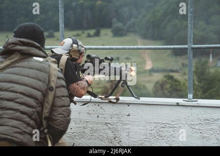 Les membres du Groupe des forces spéciales 7th (Airborne) effectuent des exercices de chargement de harnais, de reconnaissance et d'action directe aux côtés des Forces de volontaires de défense nationale lituaniennes (NDVF) à Hohenfels, en Bavière, en Allemagne, le 5 septembre 2021. Le NDVF s'entraîne aux côtés de 7th Group pour accroître l'interopérabilité et se préparer à de futurs exercices bilatéraux. (Photo DE l'armée AMÉRICAINE par le SPC Aaron Schaeper) Banque D'Images