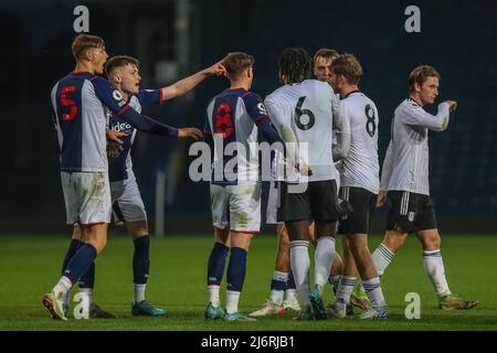 Coupe de la Premier League U23 : West Bromwich Albion / Fulham. Les deux ensembles de joueurs entrent dans une confrontation après le coup de sifflet final Credit: Nouvelles Images /Alamy Live News Banque D'Images