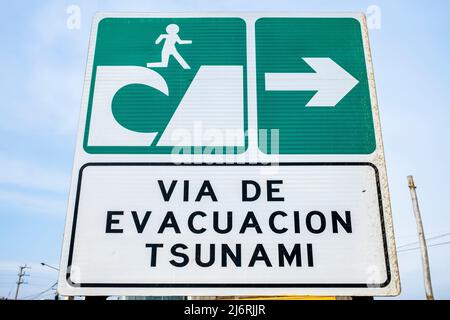 Un panneau d'avertissement de tsunami sur la plage de Puerto Eten près de Chiclayo, Pérou. Banque D'Images