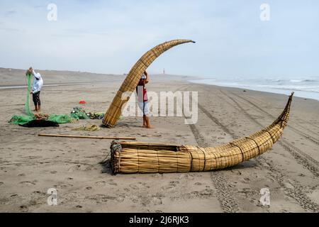 Les pêcheurs locaux se préparent à pêcher dans leurs Caballitos de Totora (bateaux à lames traditionnels), Santa Rosa Beach, Chiclayo, province de Chiclayo, Pérou. Banque D'Images