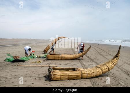 Les pêcheurs locaux se préparent à pêcher dans leurs Caballitos de Totora (bateaux à lames traditionnels), Santa Rosa Beach, Chiclayo, province de Chiclayo, Pérou. Banque D'Images