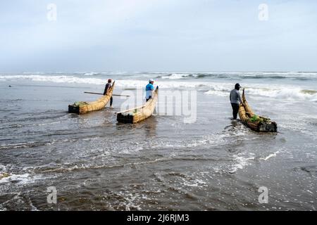 Pêcheurs locaux qui pêchent dans leurs Caballitos de Totora (bateaux à lames traditionnelles), plage de Santa Rosa, Chiclayo, province de Chiclayo, Pérou. Banque D'Images