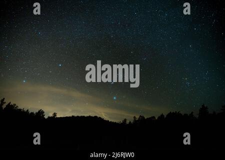 ciel nocturne avec étoiles avec nuages et lueur Banque D'Images