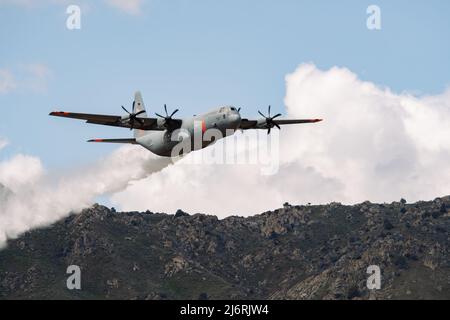 « MAFFS 3 », un Super Hercules C-130J de la Garde nationale aérienne de Californie affecté à l’aile de 146th Airlift vole une route d’entraînement lors de l’entraînement de printemps 2022 des systèmes modulaires de lutte contre les incendies aéroportés (MAFFS) à Boise, Idaho, le 29 avril 2022. Les unités MAFFS sont en formation pour une mission du Commandement du Nord des États-Unis. En cas d'activation pendant l'année de l'incendie, First Air Force (AFNORTH), le Commandement de la composante aérienne du Commandement du Nord des États-Unis, est le chef de file opérationnel du Département de la Défense pour les efforts militaires aériens visant à appuyer les demandes de soutien du Service forestier de l'USDA-Centre interagences des incendies de l'USDA pour la lutte contre l'incendie. (É.-U. Na. Air Banque D'Images