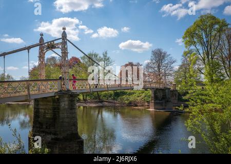 Victoria Bridge, un pont à pied enjambant la rivière Wye dans la ville de Hereford, Herefordshire, Angleterre, Royaume-Uni Banque D'Images