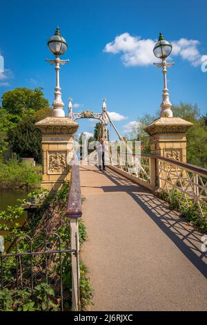 Victoria Bridge, un pont à pied enjambant la rivière Wye dans la ville de Hereford, Herefordshire, Angleterre, Royaume-Uni Banque D'Images