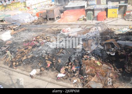 Un autre incident tragique de feu a eu lieu à Islamabad à Sabzi Mandi où des dizaines de boutiques et de huttes ont été brûlées en cendres. Selon la police, l'incendie a d'abord éclaté dans l'herbe et s'est propagé dès qu'il a été vu en raison de vents forts. Le feu a englouti les boutiques et les huttes environnantes. Huit véhicules de secours et de pompiers ont fait feu après deux heures de travail acharné. Les dommages causés par l'incendie n'ont pas encore été déterminés. (Photo de Raja Imran / Pacific Press) Banque D'Images