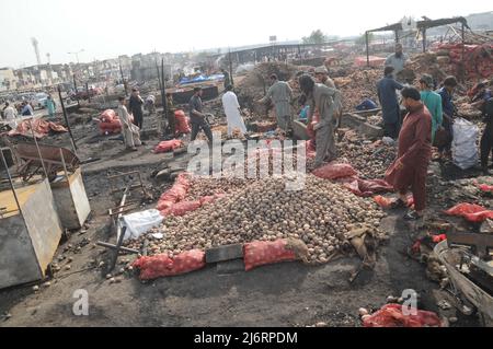 3 mai 2022, Islamabad, Pakistan: Un autre incident tragique d'incendie a eu lieu à Islamabad à Sabzi Mandi où des dizaines de boutiques et de huttes ont été brûlées en cendres. Selon la police, l'incendie a d'abord éclaté dans l'herbe et s'est propagé dès qu'il a été vu en raison de vents forts. Le feu a englouti les boutiques et les huttes environnantes. Huit véhicules de secours et de pompiers ont fait feu après deux heures de travail acharné. Les dommages causés par l'incendie n'ont pas encore été déterminés. (Credit image: © Raja Imran/Pacific Press via ZUMA Press Wire) Banque D'Images