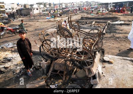 3 mai 2022, Islamabad, Pakistan: Un autre incident tragique d'incendie a eu lieu à Islamabad à Sabzi Mandi où des dizaines de boutiques et de huttes ont été brûlées en cendres. Selon la police, l'incendie a d'abord éclaté dans l'herbe et s'est propagé dès qu'il a été vu en raison de vents forts. Le feu a englouti les boutiques et les huttes environnantes. Huit véhicules de secours et de pompiers ont fait feu après deux heures de travail acharné. Les dommages causés par l'incendie n'ont pas encore été déterminés. (Credit image: © Raja Imran/Pacific Press via ZUMA Press Wire) Banque D'Images