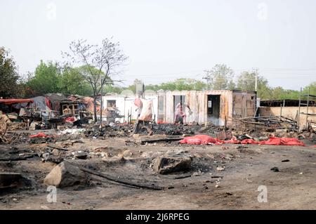 3 mai 2022, Islamabad, Pakistan: Un autre incident tragique d'incendie a eu lieu à Islamabad à Sabzi Mandi où des dizaines de boutiques et de huttes ont été brûlées en cendres. Selon la police, l'incendie a d'abord éclaté dans l'herbe et s'est propagé dès qu'il a été vu en raison de vents forts. Le feu a englouti les boutiques et les huttes environnantes. Huit véhicules de secours et de pompiers ont fait feu après deux heures de travail acharné. Les dommages causés par l'incendie n'ont pas encore été déterminés. (Credit image: © Raja Imran/Pacific Press via ZUMA Press Wire) Banque D'Images