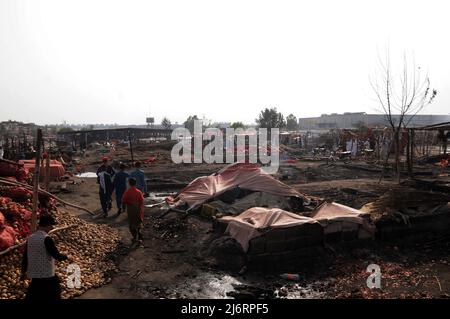 3 mai 2022, Islamabad, Pakistan: Un autre incident tragique d'incendie a eu lieu à Islamabad à Sabzi Mandi où des dizaines de boutiques et de huttes ont été brûlées en cendres. Selon la police, l'incendie a d'abord éclaté dans l'herbe et s'est propagé dès qu'il a été vu en raison de vents forts. Le feu a englouti les boutiques et les huttes environnantes. Huit véhicules de secours et de pompiers ont fait feu après deux heures de travail acharné. Les dommages causés par l'incendie n'ont pas encore été déterminés. (Credit image: © Raja Imran/Pacific Press via ZUMA Press Wire) Banque D'Images