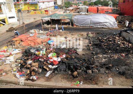 3 mai 2022, Islamabad, Pakistan: Un autre incident tragique d'incendie a eu lieu à Islamabad à Sabzi Mandi où des dizaines de boutiques et de huttes ont été brûlées en cendres. Selon la police, l'incendie a d'abord éclaté dans l'herbe et s'est propagé dès qu'il a été vu en raison de vents forts. Le feu a englouti les boutiques et les huttes environnantes. Huit véhicules de secours et de pompiers ont fait feu après deux heures de travail acharné. Les dommages causés par l'incendie n'ont pas encore été déterminés. (Credit image: © Raja Imran/Pacific Press via ZUMA Press Wire) Banque D'Images