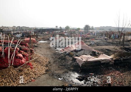 3 mai 2022, Islamabad, Pakistan: Un autre incident tragique d'incendie a eu lieu à Islamabad à Sabzi Mandi où des dizaines de boutiques et de huttes ont été brûlées en cendres. Selon la police, l'incendie a d'abord éclaté dans l'herbe et s'est propagé dès qu'il a été vu en raison de vents forts. Le feu a englouti les boutiques et les huttes environnantes. Huit véhicules de secours et de pompiers ont fait feu après deux heures de travail acharné. Les dommages causés par l'incendie n'ont pas encore été déterminés. (Credit image: © Raja Imran/Pacific Press via ZUMA Press Wire) Banque D'Images