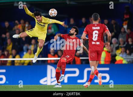 (220504) -- VILA-REAL, 4 mai 2022 (Xinhua) -- Dani Parejo (L) de Villarreal vies avec Mohamed Salah (C) de Liverpool lors du match de football semi-fin de la Ligue des champions de l'UEFA entre Villarreal d'Espagne et Liverpool d'Angleterre à Vila-Real, Espagne, 3 mai 2022. (STR/Xinhua) Banque D'Images