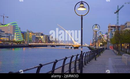 Riverwalk le long de Liffey à Dublin - photographie de voyage Banque D'Images