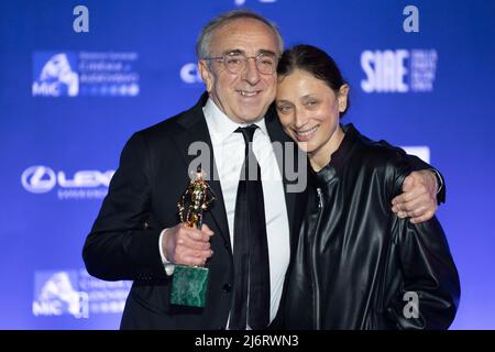 Rome, Italie, le 3 mai 2022 - Silvio Orlando et Maria Laura Rondanini posent avec le David di Donatello pour l'acteur principal lors des lauréats de David Di Donatello Photocall 67th. Crédits: Luigi de Pompeis/Alamy Live News Banque D'Images