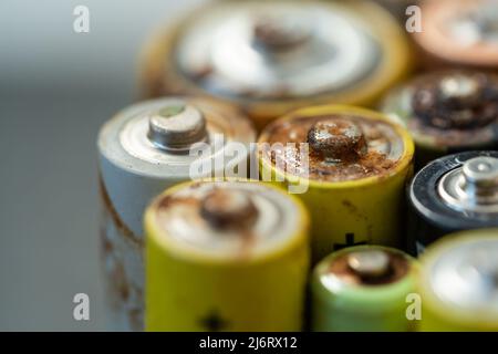 Gros plan de la batterie usagée avec des traces de rouille et de corrosion. Concept de déchets dangereux électroniques Banque D'Images